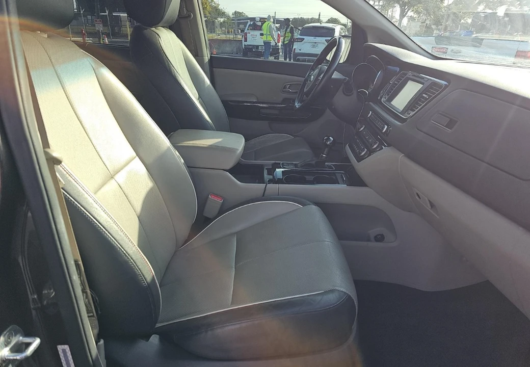 2015 Kia Carnival - Image 10 of 12