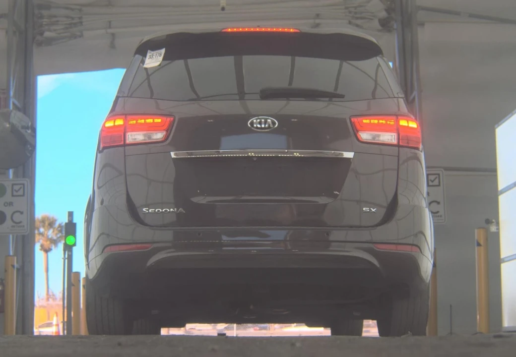 2015 Kia Carnival - Image 4 of 12