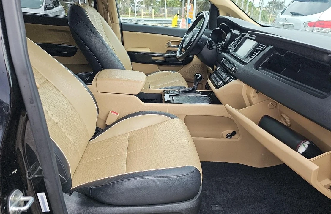 2015 Kia Carnival - Image 8 of 12