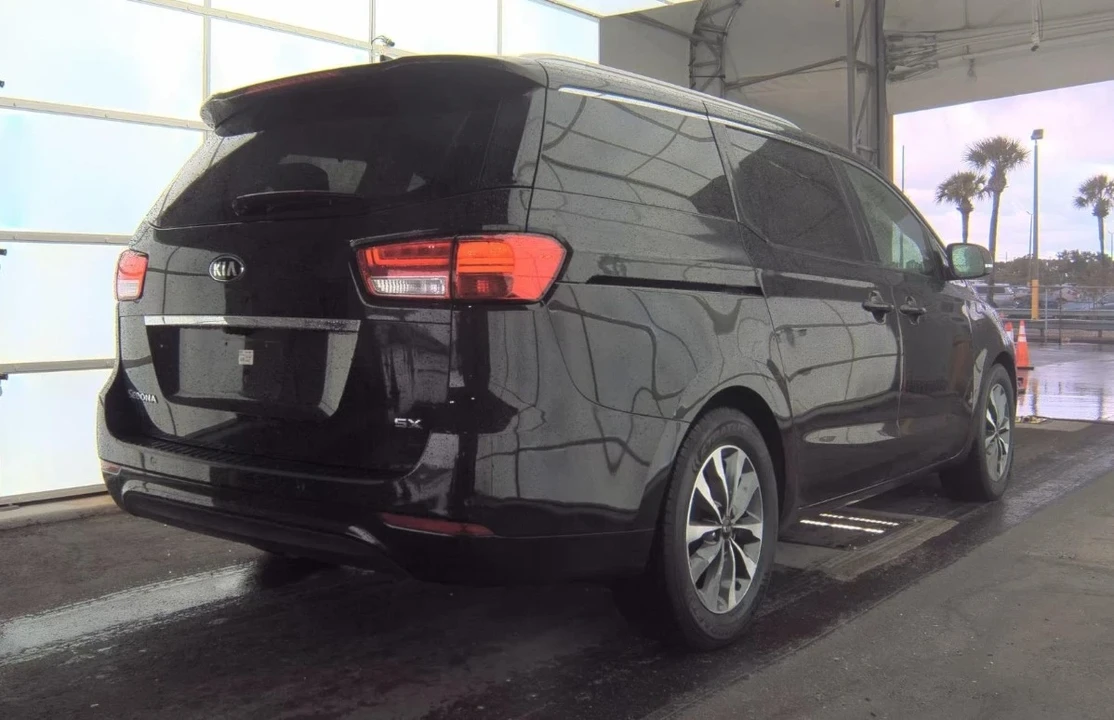 2015 Kia Carnival - Image 4 of 12