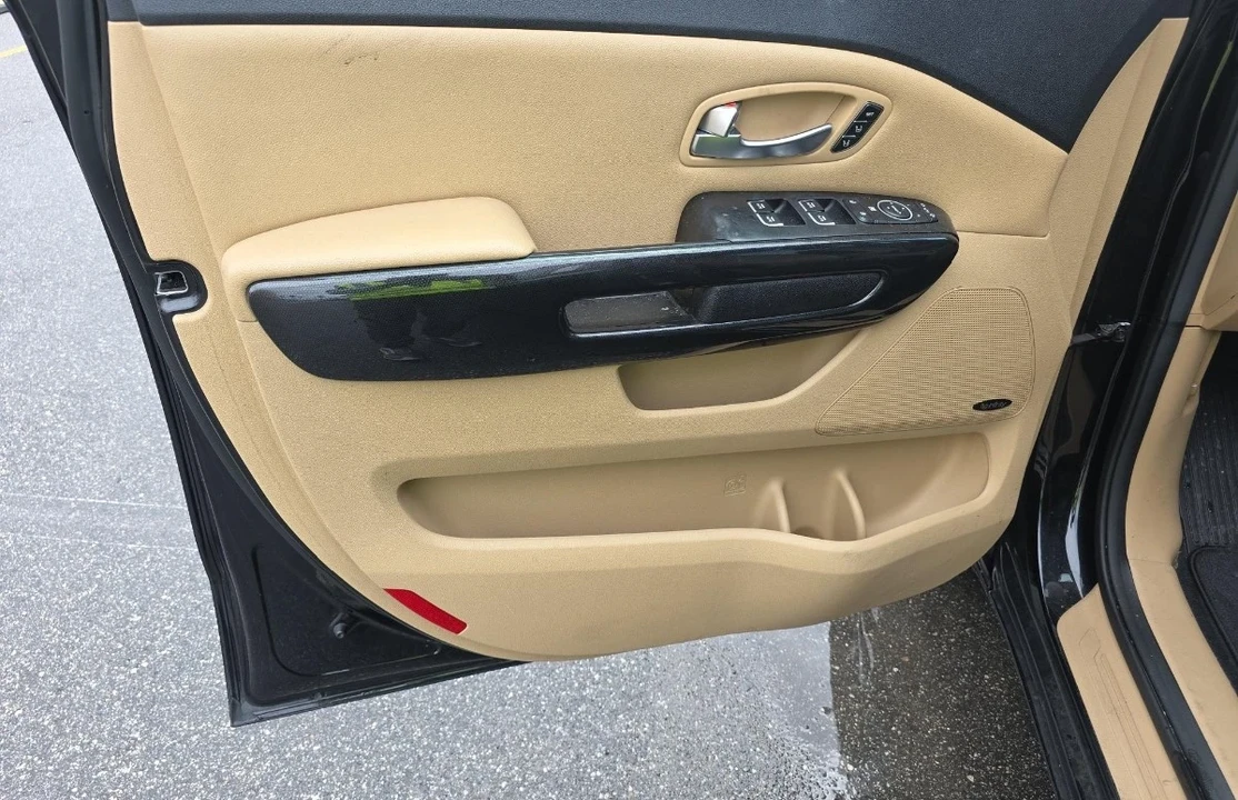 2015 Kia Carnival - Image 9 of 12