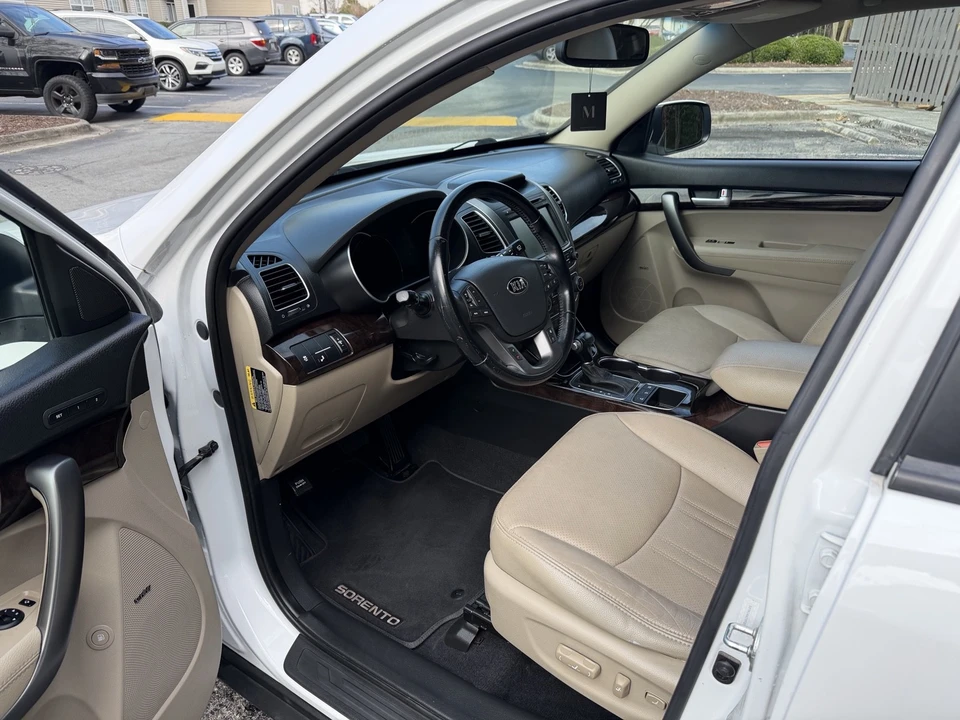 2015 Kia Sorento - Image 10 of 12