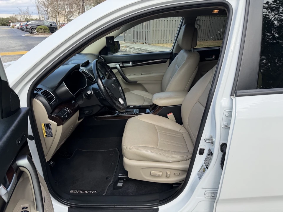 2015 Kia Sorento - Image 9 of 12