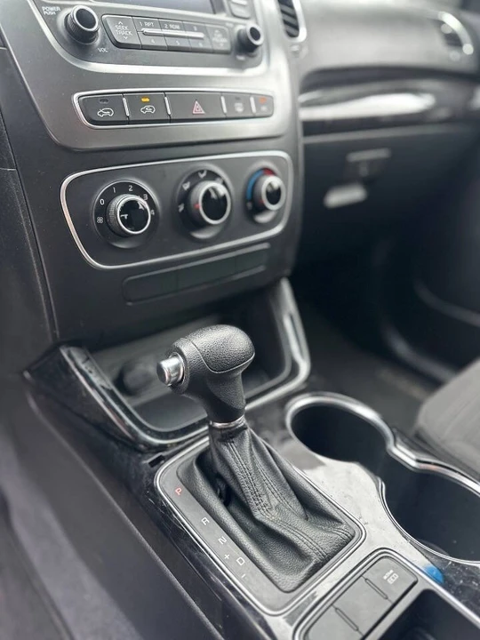 2015 Kia Sorento - Image 17 of 21