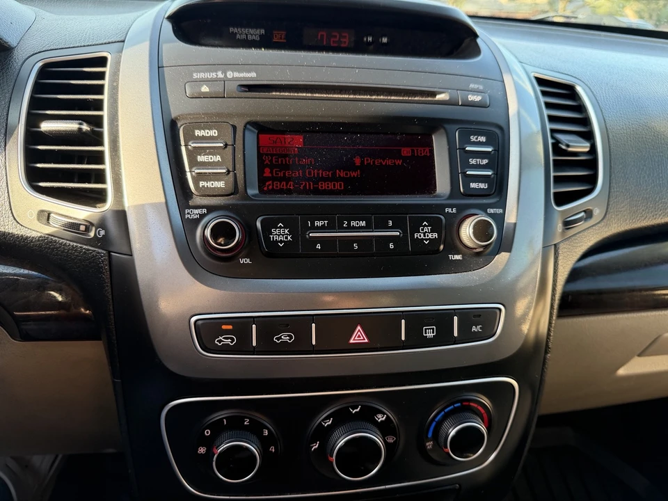 2015 Kia Sorento - Image 14 of 18