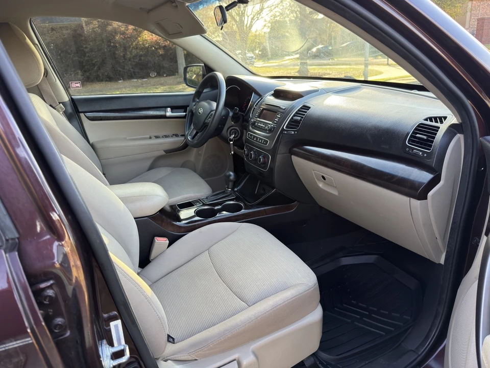 2015 Kia Sorento - Image 10 of 18