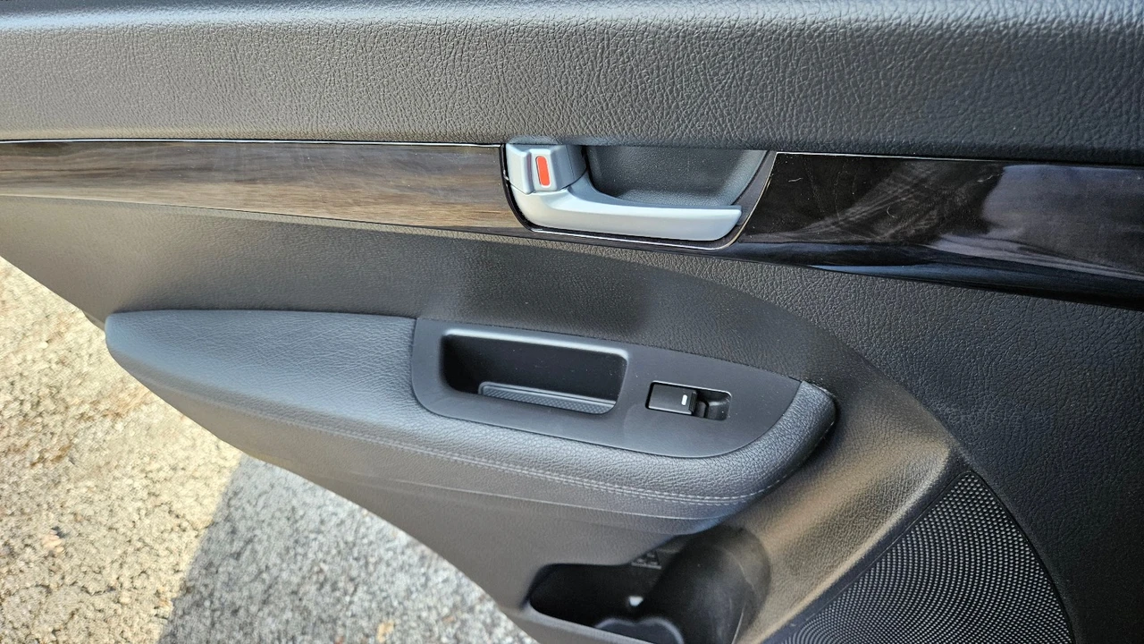 2015 Kia Sorento - Image 5 of 21