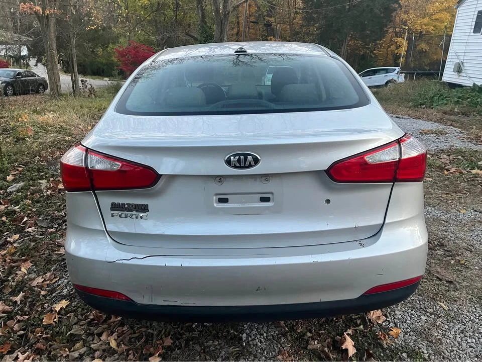 2015 Kia Forte - Image 5 of 11