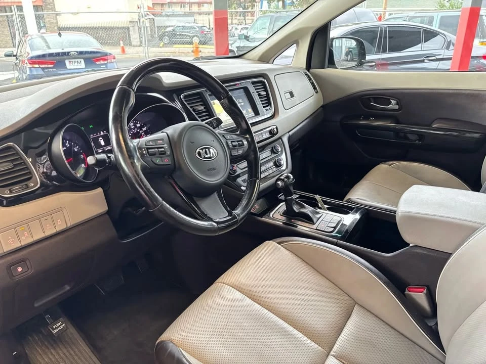 2015 Kia Carnival - Image 17 of 20