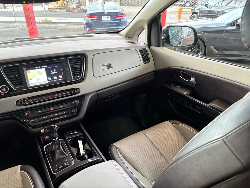 2015 Kia Carnival - Image 15 of 20