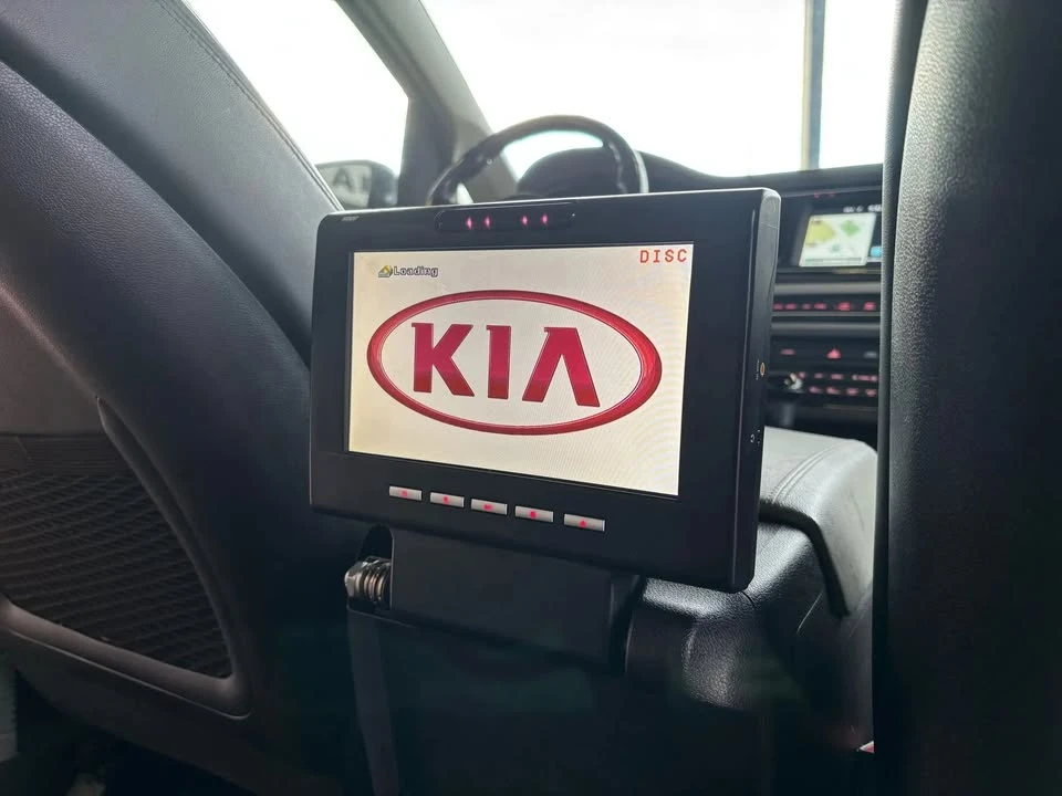 2015 Kia Carnival - Image 11 of 20
