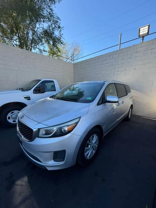 2015 Kia Carnival - Image 8 of 15