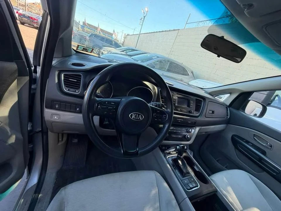 2015 Kia Carnival - Image 13 of 15