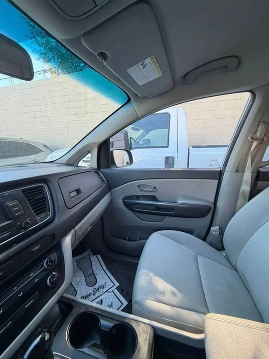 2015 Kia Carnival - Image 15 of 15