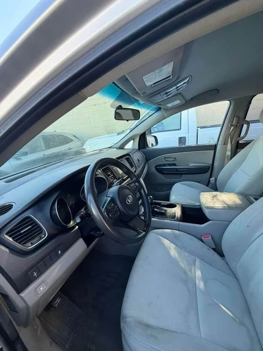 2015 Kia Carnival - Image 4 of 15