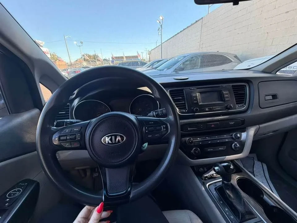 2015 Kia Carnival - Image 10 of 15