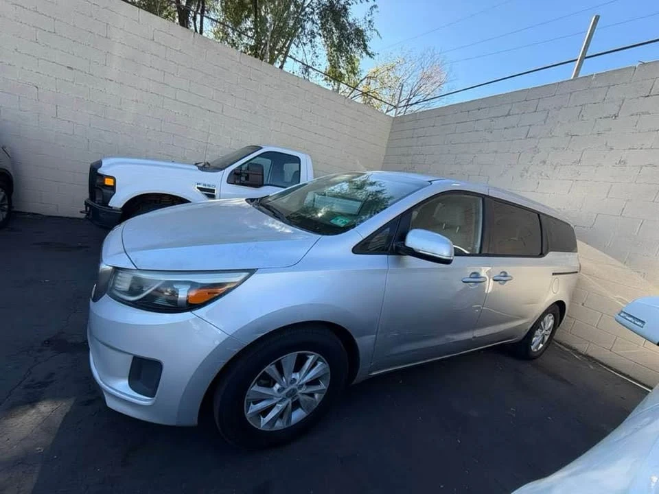 2015 Kia Carnival - Image 2 of 15