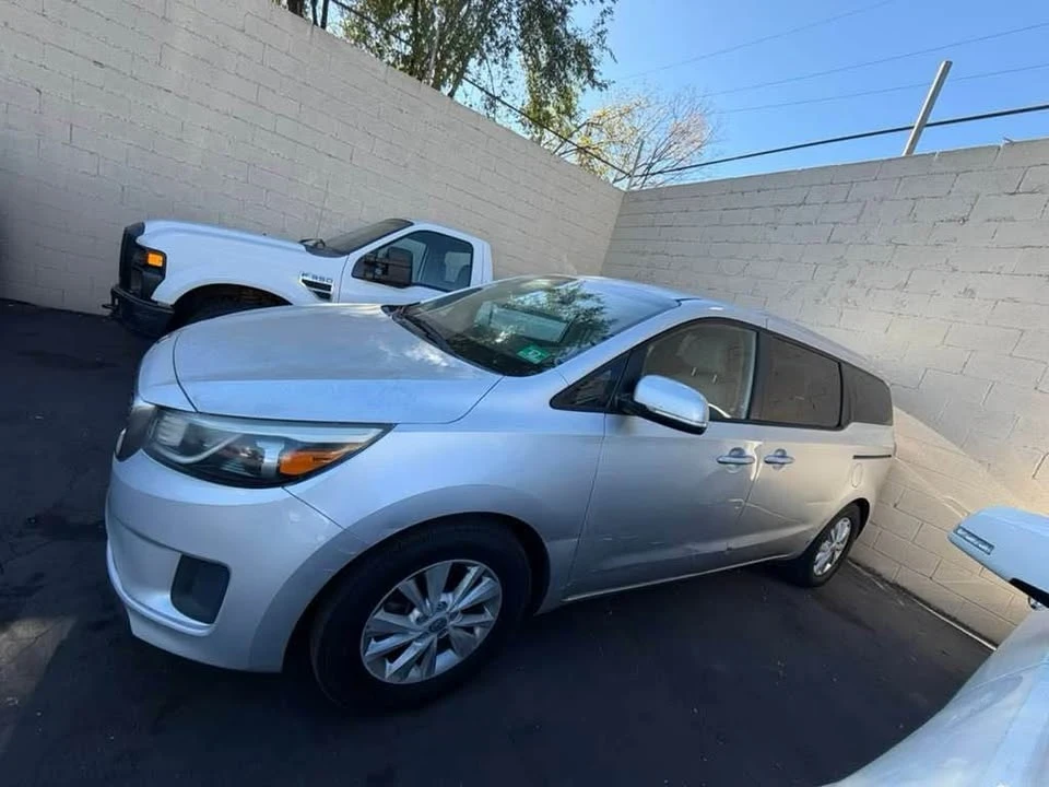 2015 Kia Carnival - Image 11 of 15