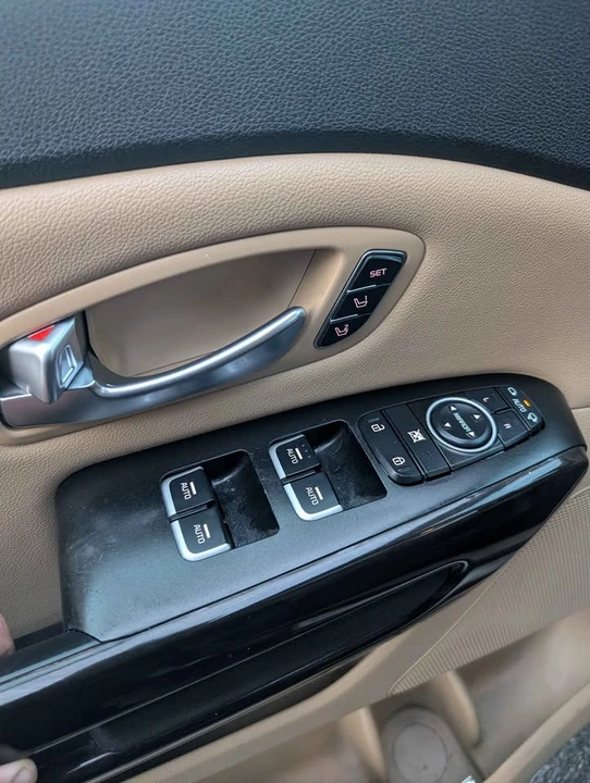 2015 Kia Carnival - Image 11 of 19