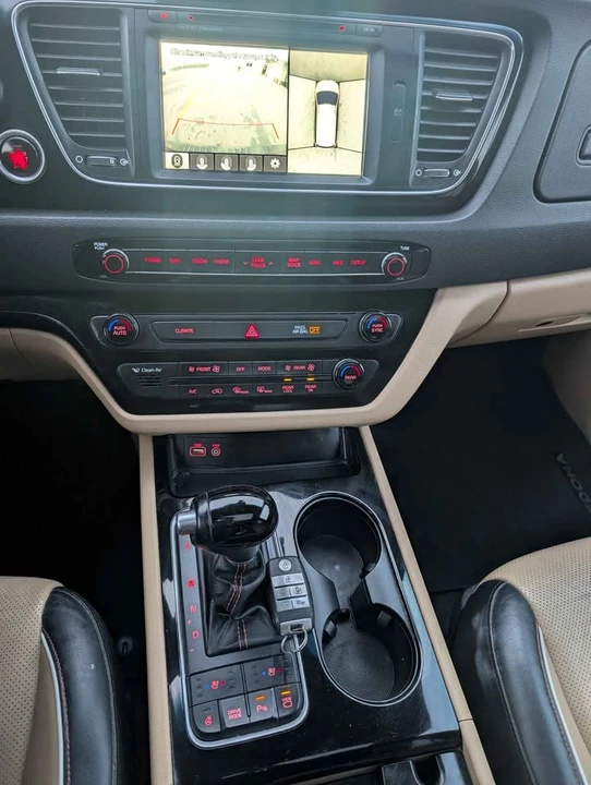 2015 Kia Carnival - Image 12 of 19