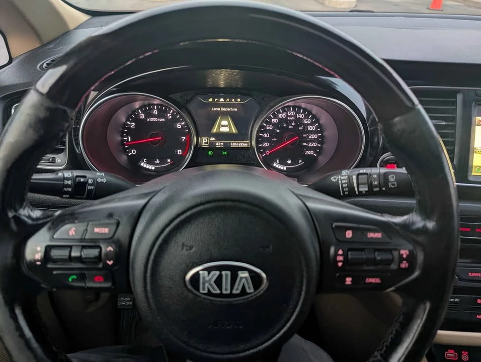 2015 Kia Carnival - Image 13 of 19