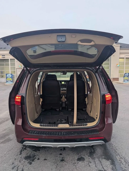 2015 Kia Carnival - Image 17 of 19