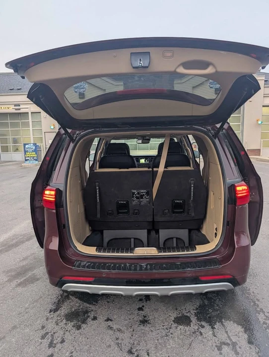 2015 Kia Carnival - Image 16 of 19