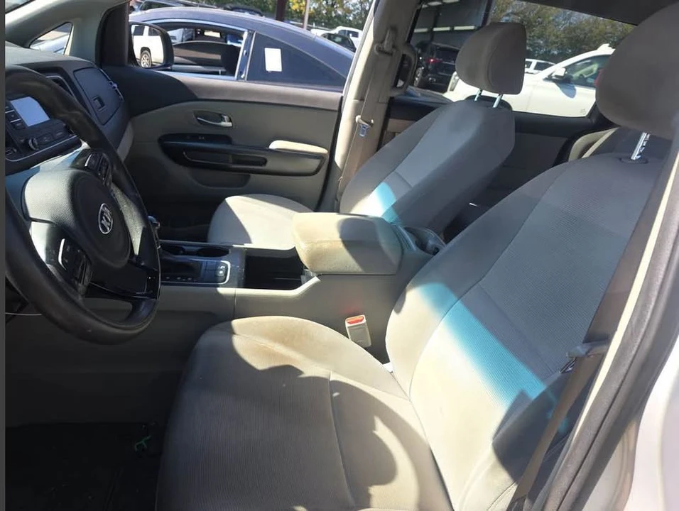 2015 Kia Carnival - Image 8 of 9