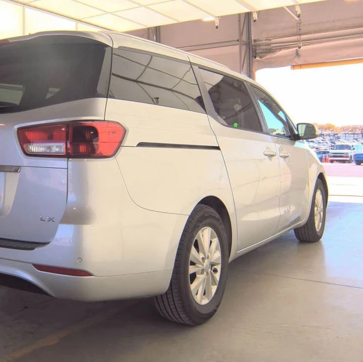 2015 Kia Carnival - Image 2 of 9