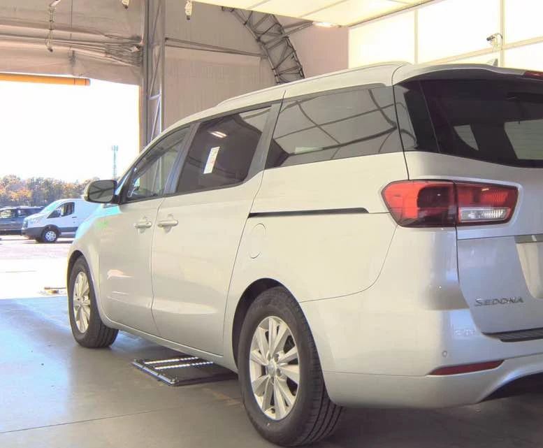 2015 Kia Carnival - Image 3 of 9