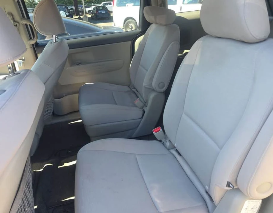 2015 Kia Carnival - Image 5 of 9