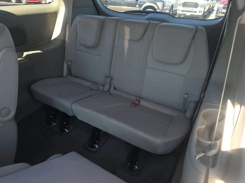 2015 Kia Carnival - Image 6 of 9