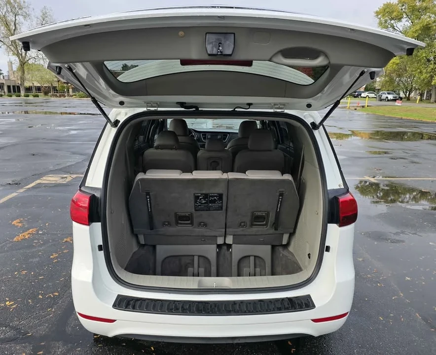 2015 Kia Carnival - Image 11 of 12