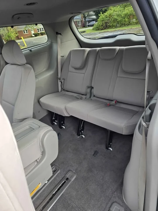 2015 Kia Carnival - Image 9 of 12