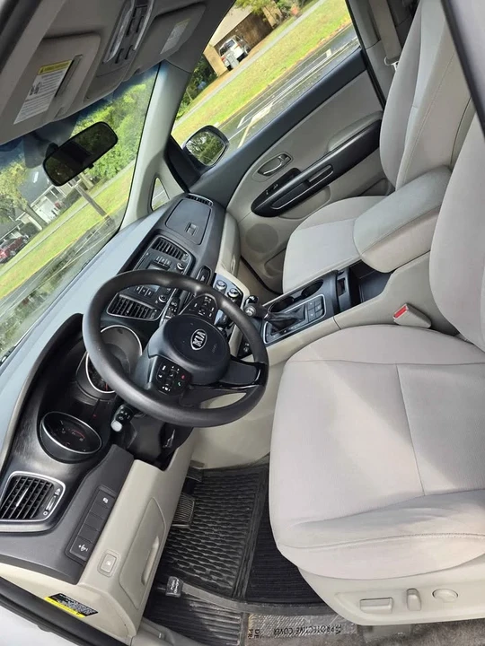 2015 Kia Carnival - Image 6 of 12