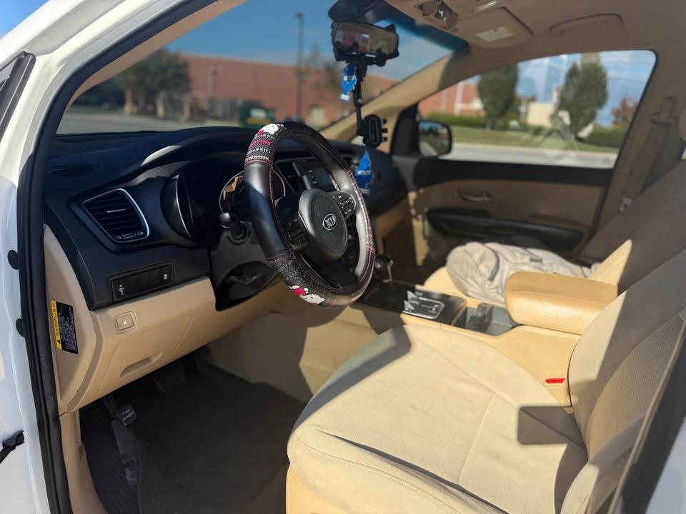 2015 Kia Carnival - Image 7 of 12