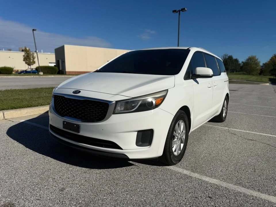 2015 Kia Carnival - Image 2 of 12