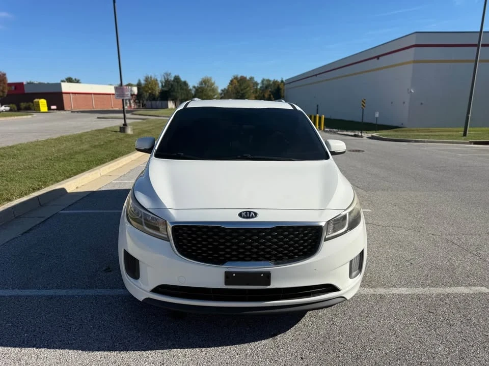 2015 Kia Carnival - Image 3 of 12
