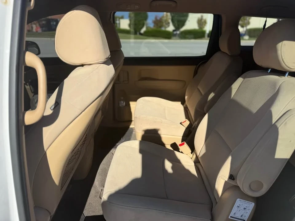 2015 Kia Carnival - Image 5 of 12