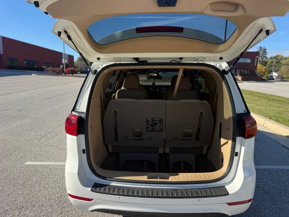 2015 Kia Carnival - Image 9 of 12