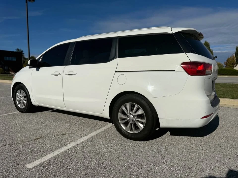 2015 Kia Carnival - Image 4 of 12