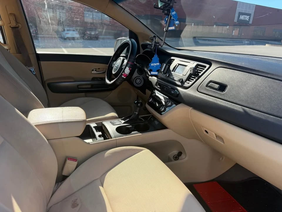 2015 Kia Carnival - Image 8 of 12