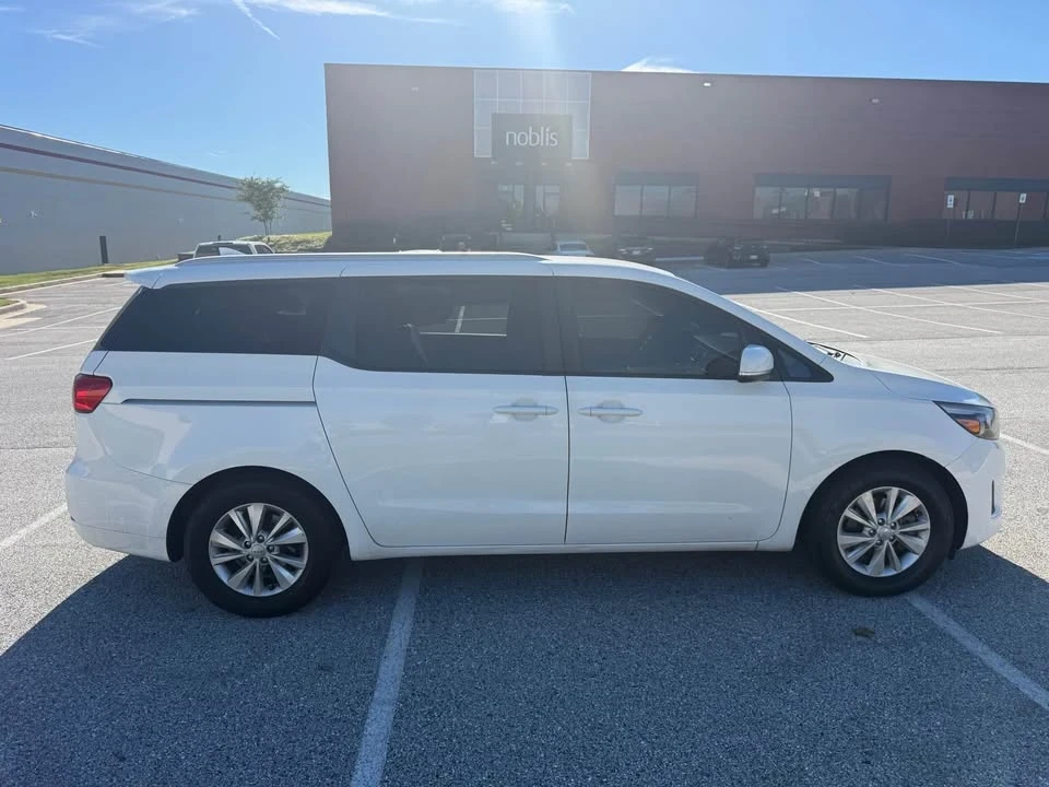 2015 Kia Carnival - Image 12 of 12