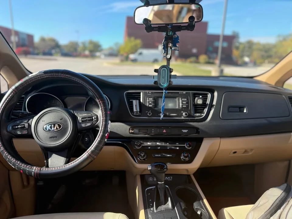 2015 Kia Carnival - Image 6 of 12