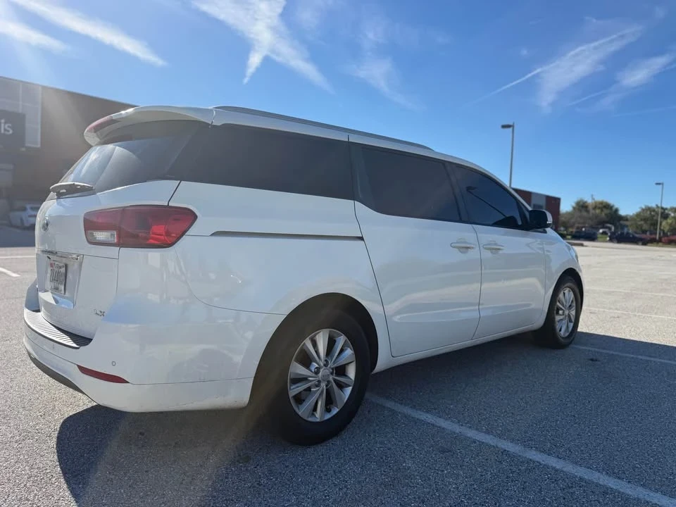 2015 Kia Carnival - Image 11 of 12