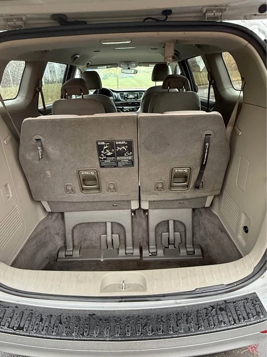 2015 Kia Carnival - Image 7 of 9