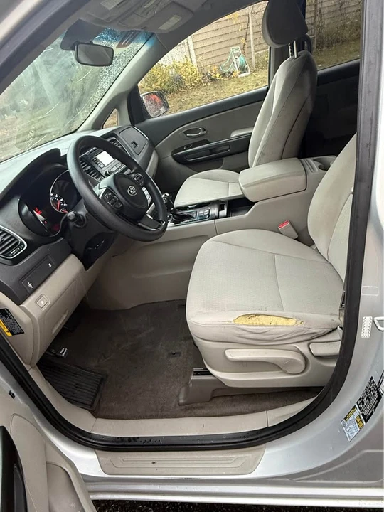 2015 Kia Carnival - Image 5 of 9