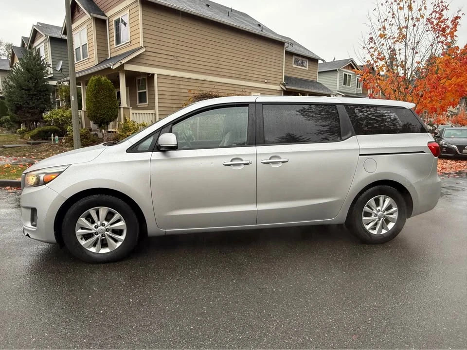 2015 Kia Carnival - Image 3 of 9