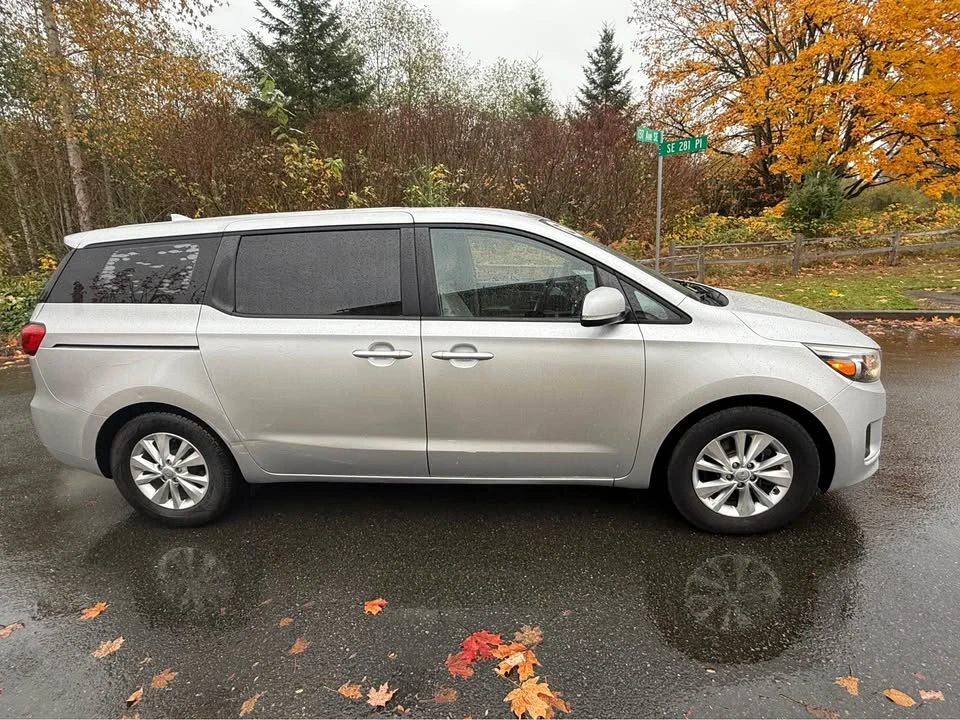 2015 Kia Carnival - Image 2 of 9