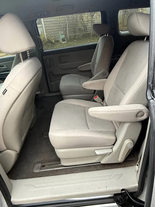 2015 Kia Carnival - Image 6 of 9